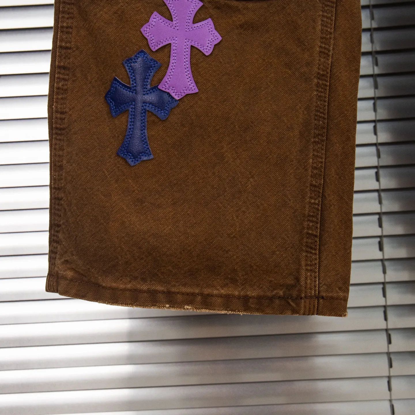 P290 Chrome Hearts Chrome Hearts brown logging purple multi-leather jeans Multi-leather standard work jeans pants CH jeans need to be washed and then disassembled and hand-stitched with sheepskin cross leather and then spliced to complete. The whole process is too complicated to explain. About Chrome Hearts This is an extremely luxurious fashion brand that can also be called the nobility of the high street. It has always been an exclusive brand for some hipsters or rich second generations. Compared with ordinary high streets, it is more luxurious and noble. Compared with luxury brands, it has a more fashionable personality. It has always been a brand that I have a special liking for. Style number: 1786# Color: Brown Size: 28 30 32 34 36